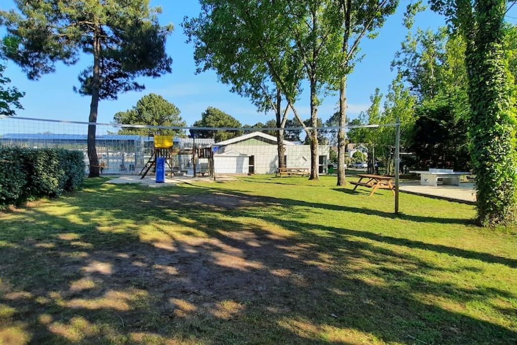Appartement privée avec jardin et terrasse couverte dans résidence l'estuaire, avec piscine couverte, proche plage Le Verdon-sur-Mer Esterno foto