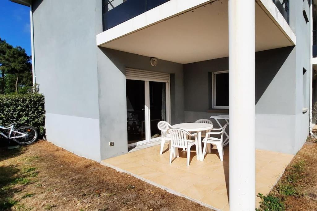 Appartement privée avec jardin et terrasse couverte dans résidence l'estuaire, avec piscine couverte, proche plage Le Verdon-sur-Mer Esterno foto