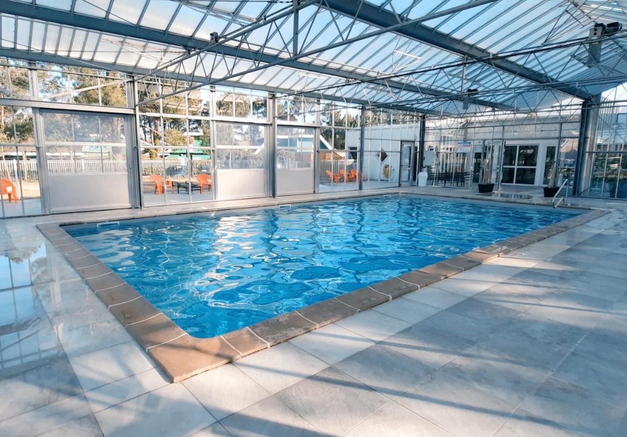 Appartement privée avec jardin et terrasse couverte dans résidence l'estuaire, avec piscine couverte, proche plage Le Verdon-sur-Mer Esterno foto
